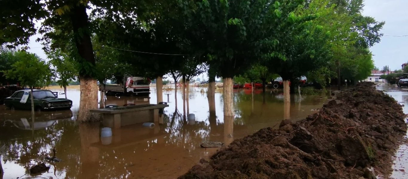 Τρίκαλα: Σοκάρει η εικόνα άνδρα που κρατιέται από κορμό δέντρου για να μην τον παρασύρει ο χείμαρρος (βίντεο)